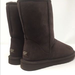 Ladies UGG Classic Short Size 8 Chocolate Brown